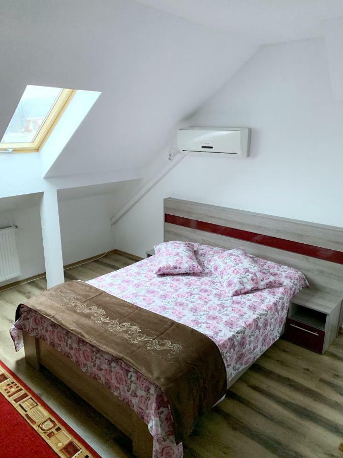 Hotel Restaurant Enigma Plopeni Eksteriør billede